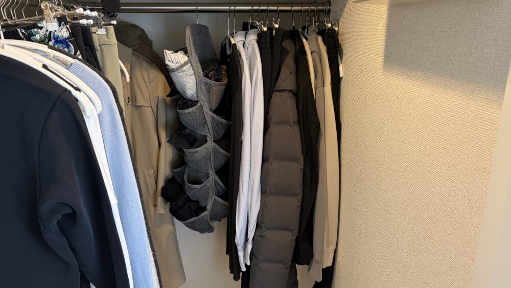 吊り下げラックを備えたクローゼット