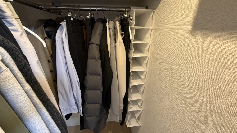 吊り下げラックを備えたクローゼット