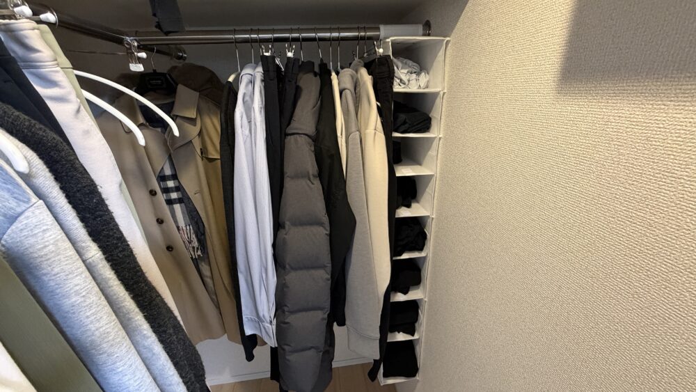 吊り下げラックを備えたクローゼット