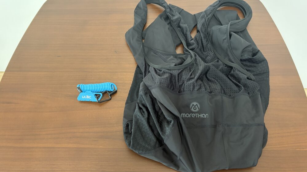 自転車用の鍵とインナーウェア